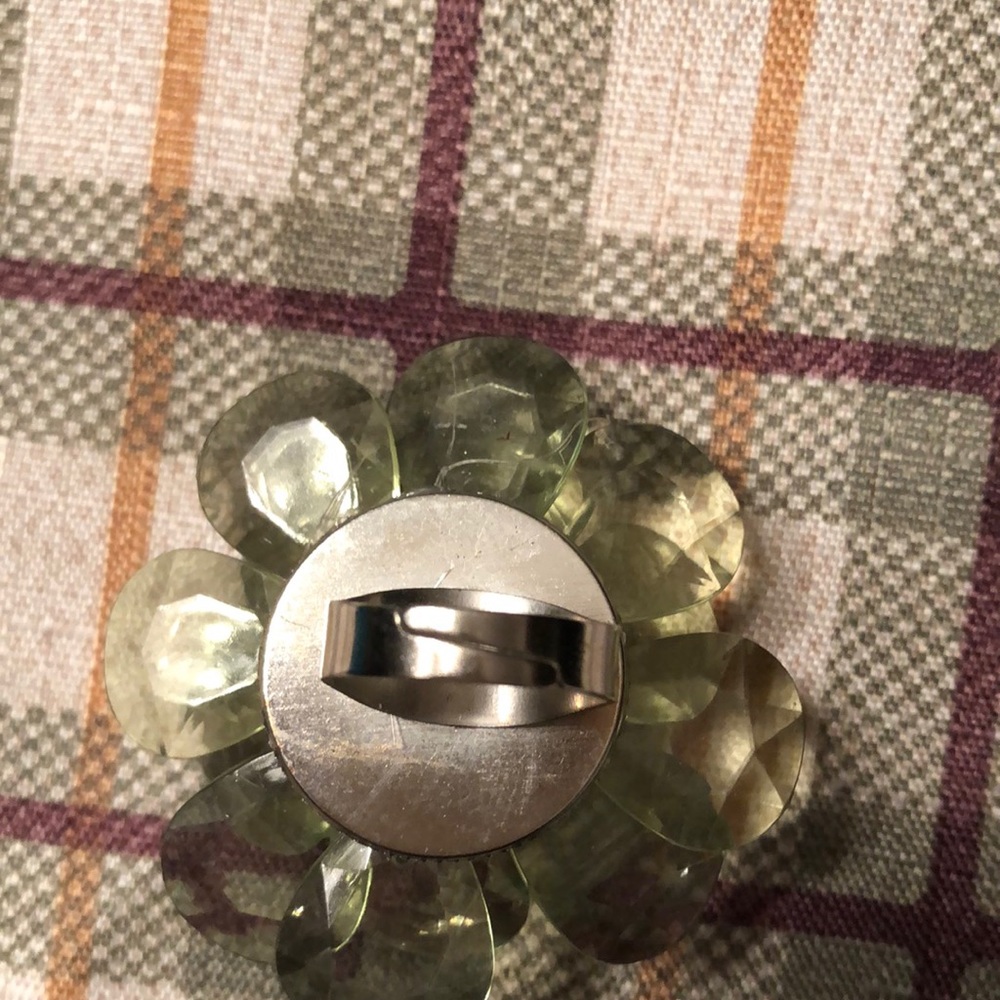 Green flower ring - Picture 4 of 4